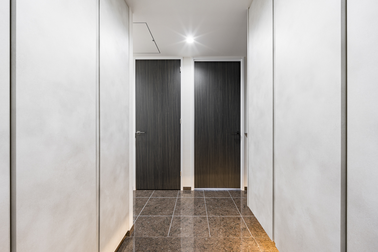 【廊下】無駄を省いたシンプルでスタイリッシュなデザイン。お手入れがしやすく、インテリア小物でオリジナリティ溢れる空間にアレンジも可能です。