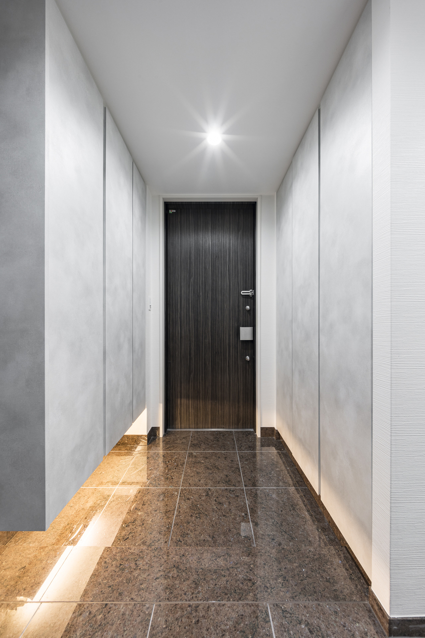 【玄関】豊富な収納スペースが備わっており、生活感がでやすい玄関周りをすっきりと保てます。フロートタイプでお手入れのしやすさも魅力的です。