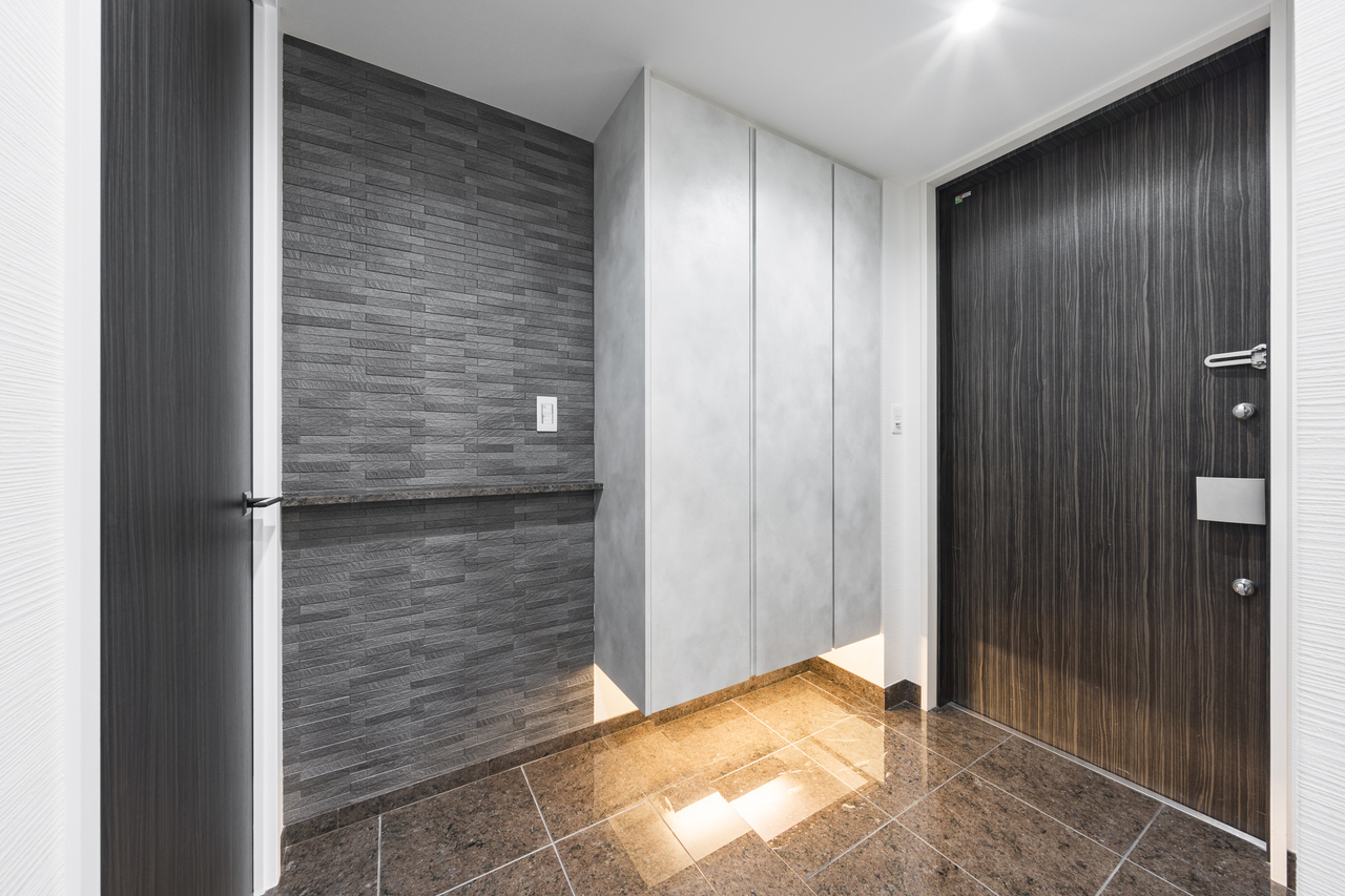 【玄関】玄関タイルと玄関廊下は同じカラーの床材。統一感があり、繋がりが生まれることで視覚的にも広く開放的に感じられます。玄関ドアはダブルロック仕様です。