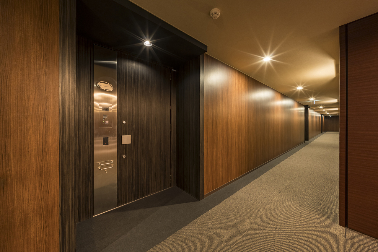 【共用スペース】内廊下仕様です。マンション外から出入りが見えず、プライバシー性に優れています。雨や直射日光が当たらないのも嬉しいポイントです。