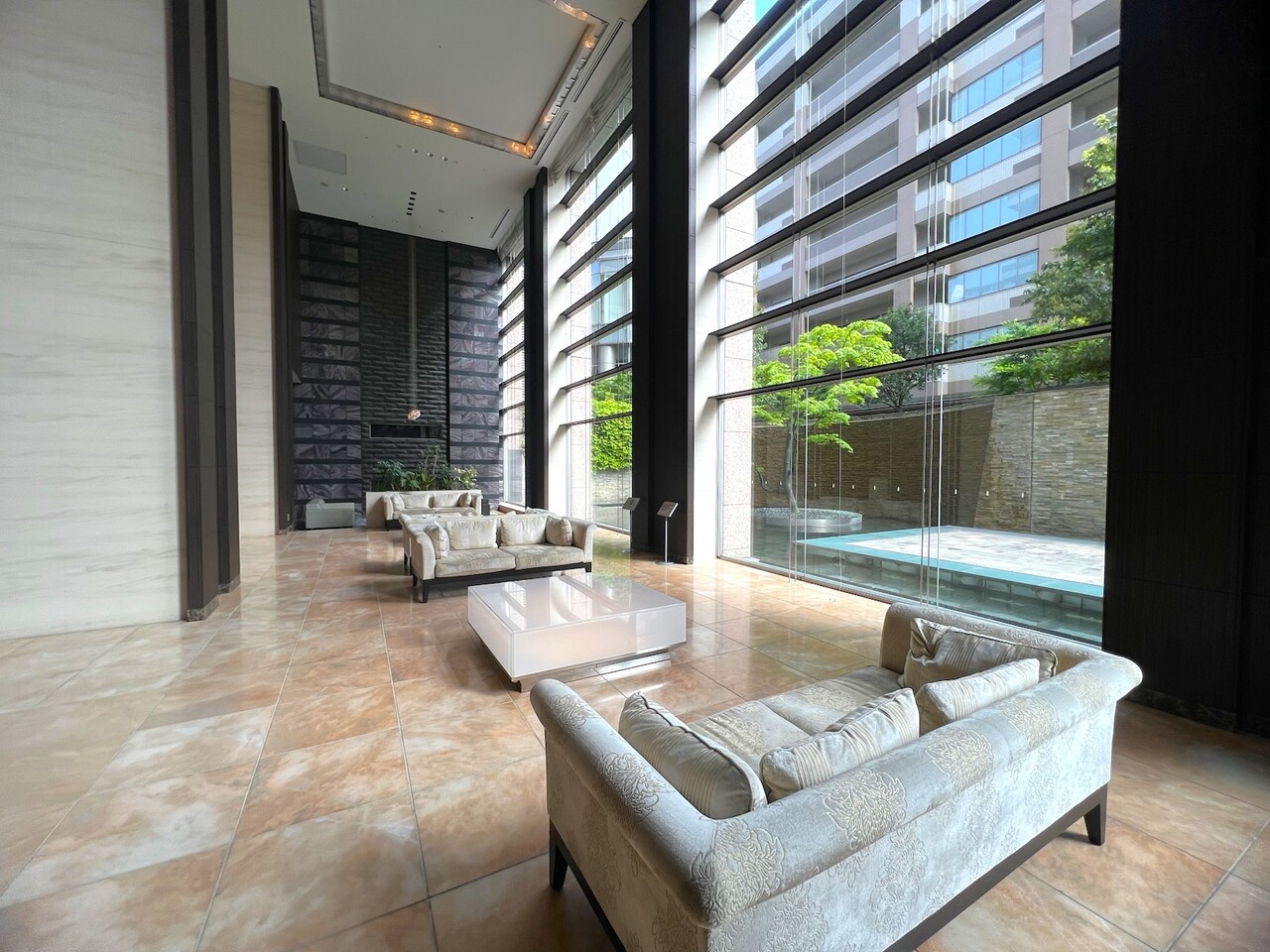 【ロビー】明るい自然光が差し込む、開放的なロビー。応接セットが設置されており、待ち合わせの際も大切なゲストに快適にお過ごしいただけます。