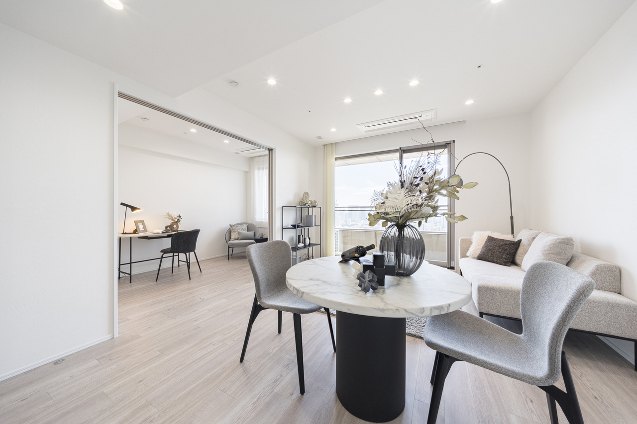 【LD/約11.1帖】天井高2,550mmの開放感溢れる設計。ダウンライトが採用され、見た目もすっきりとした仕上がりです。※家具・調度品等は販売価格に含みません。