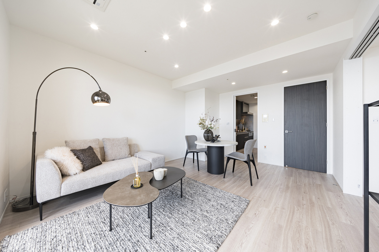 【LD/約11.1帖】南向きの明るく快適な住空間。暖かな自然光が差し込むお部屋でのびのびとお過ごしいただけます。※家具・調度品等は販売価格に含みません。