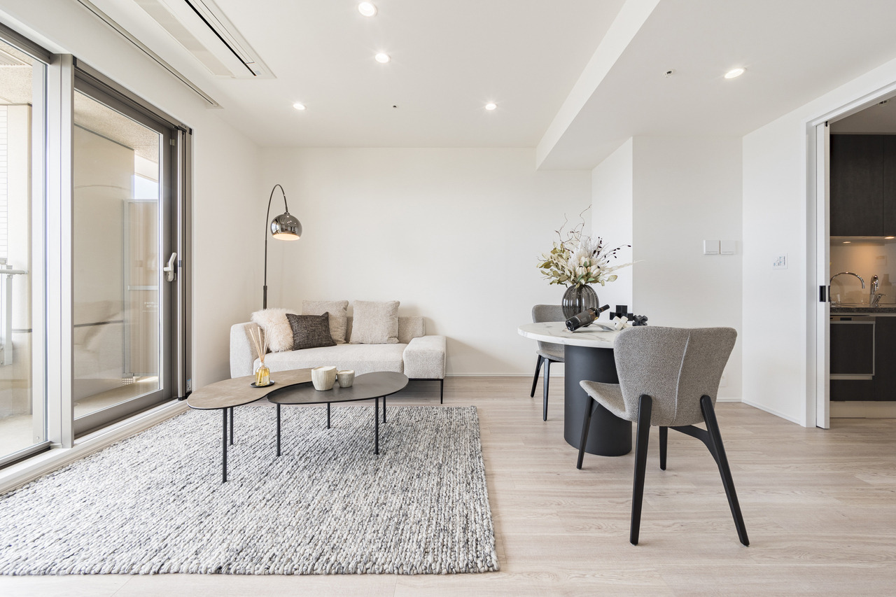 【LD/約11.1帖】エアコン新規交換、クロス全面貼替等が実施されています。快適なお部屋で気持ちよく新生活をスタートできます。※家具・調度品等は販売価格に含みません。