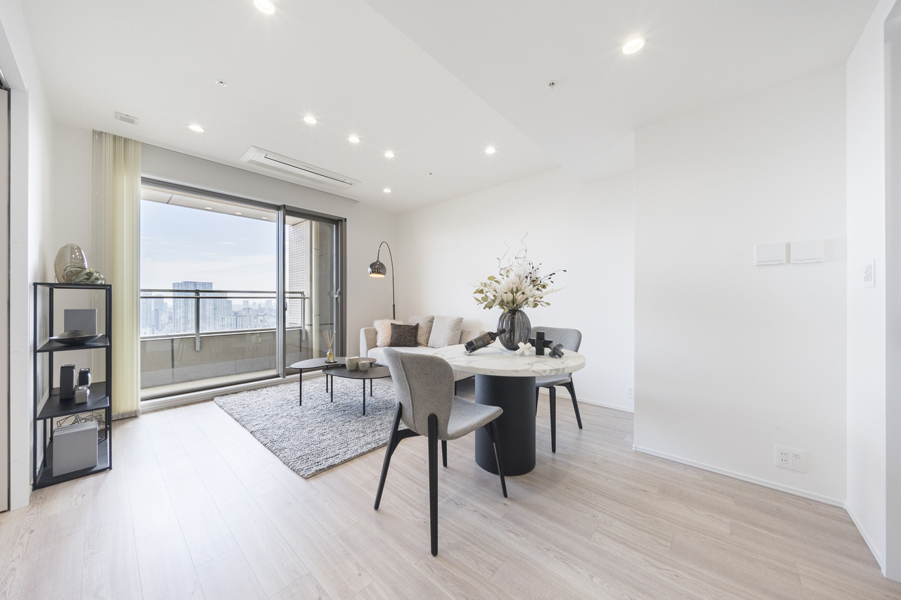 【LD/約11.1帖】明るく爽やかなホワイトベースの内装。モダン、シンプル、北欧系等、幅広いテイストにマッチします。※家具・調度品等は販売価格に含みません。