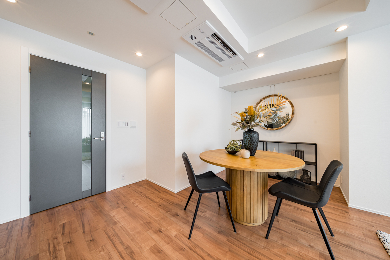 【リビングダイニング/約15.5帖】内装リフォーム済。綺麗な室内でスムーズに新生活をスタートできます。※家具・調度品等は販売価格に含みません。