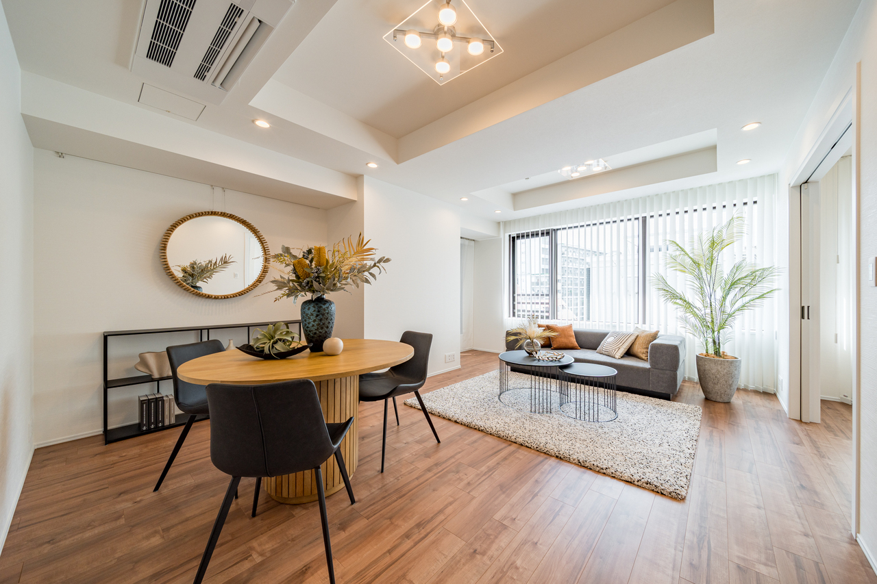 【リビングダイニング/約15.5帖】空間に奥行きが生まれる、折り上げ天井が採用されています。※家具・調度品等は販売価格に含みません。