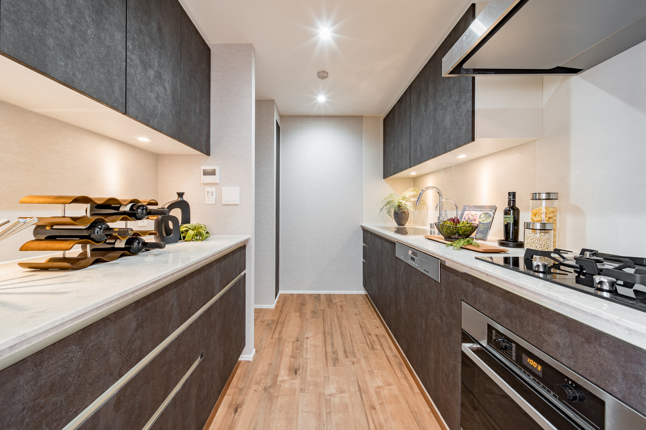 【キッチン/約4.4帖】三口ガスコンロ仕様、食器洗乾燥機搭載のシステムキッチン。お料理時間が楽しくなりそうです。※家具・調度品等は販売価格に含みません。