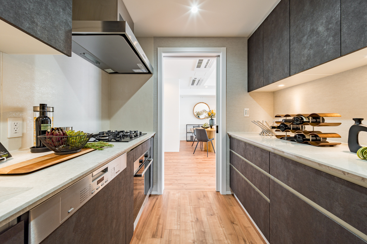 【キッチン/約4.4帖】背面にカップボードが配置されており、食器・調理器具などをスッキリと収納できます。※家具・調度品等は販売価格に含みません。