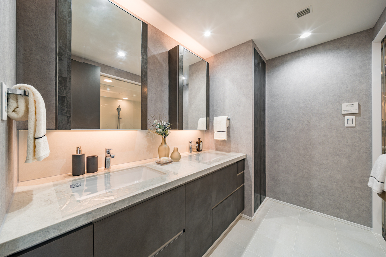 【洗面室】2ボウルの洗面化粧台が設置されており、朝の身支度もスムーズに行えます。※家具・調度品等は販売価格に含みません。