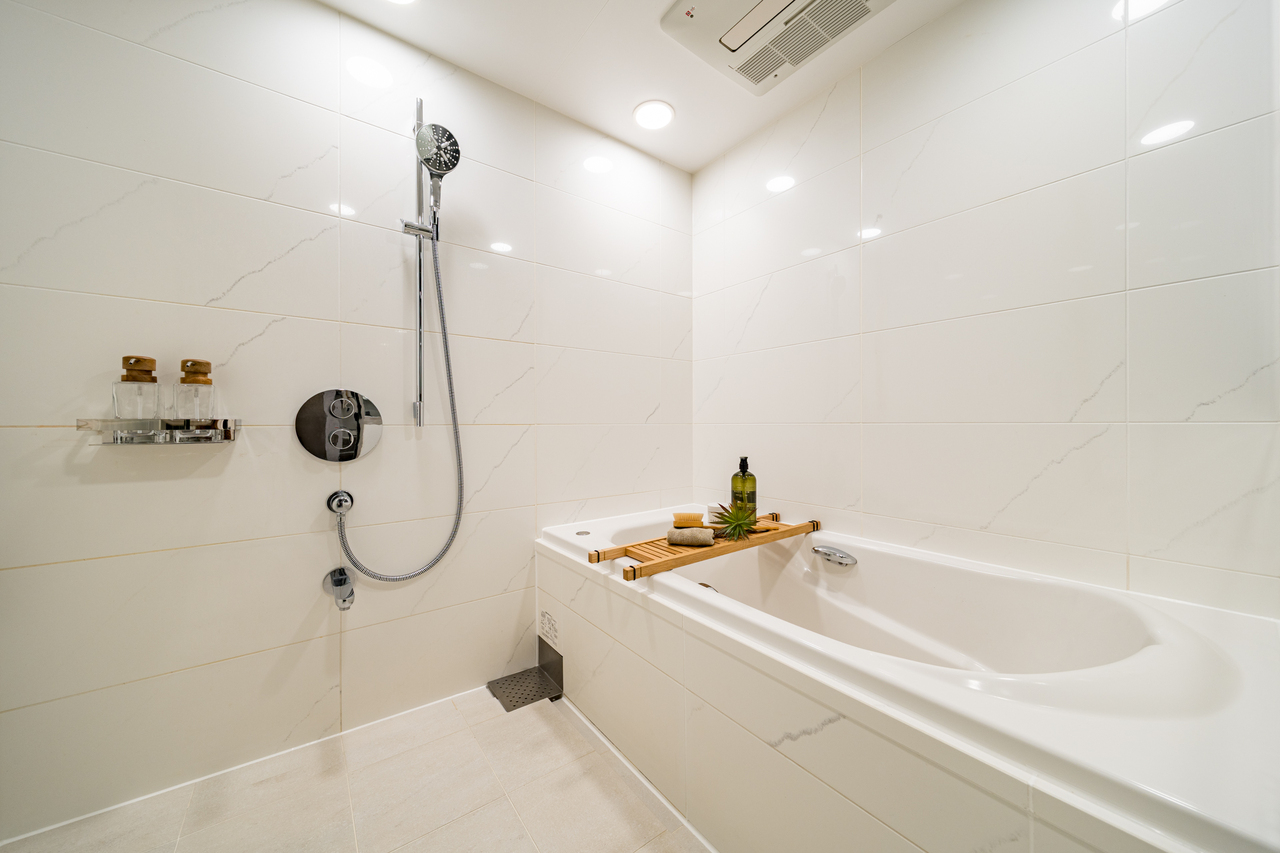 【浴室】高級感のある浴室。浴室暖房乾燥機が搭載され、天気や時間帯に関わらず洗濯物を干すことができます。※家具・調度品等は販売価格に含みません。