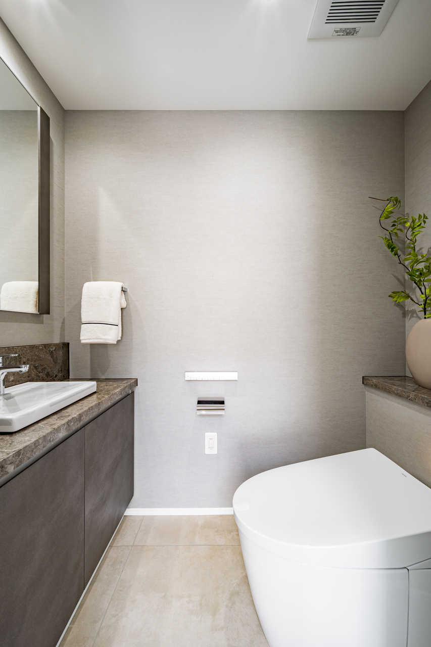 【トイレ】温水洗浄便座が搭載されており、一年中快適にご利用いただけます。※家具・調度品等は販売価格に含みません。