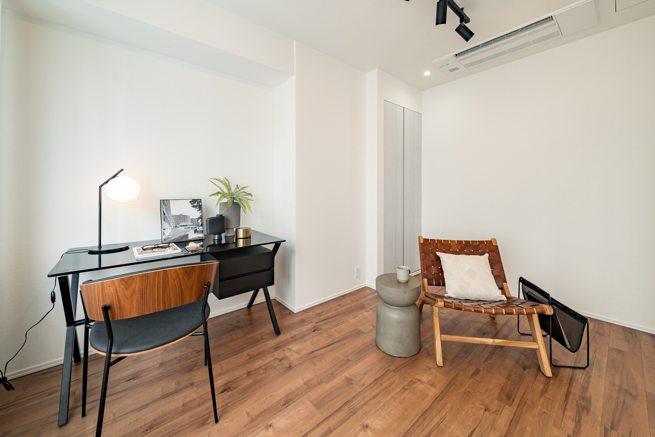 【洋室/約6.3帖】リビング横に配置されており、引き戸を開放することで一体利用が可能です。※家具・調度品等は販売価格に含みません。