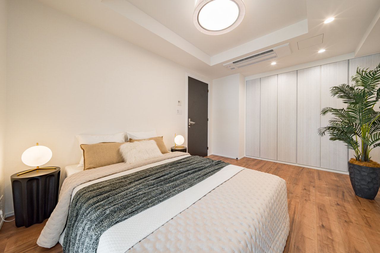 【洋室/約8.7帖】ベッドなどの大きな家具を配置しても十分な広さ。主寝室などにもご活用いただけます。※家具・調度品等は販売価格に含みません。