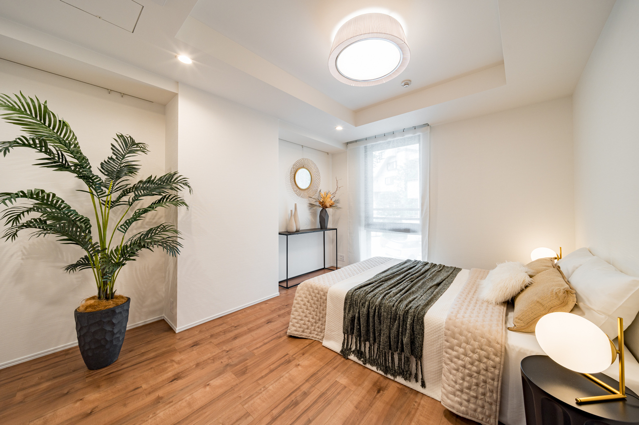 【洋室/約8.7帖】開口部は西側。夕方まで陽光が入る、明るい空間です。※家具・調度品等は販売価格に含みません。