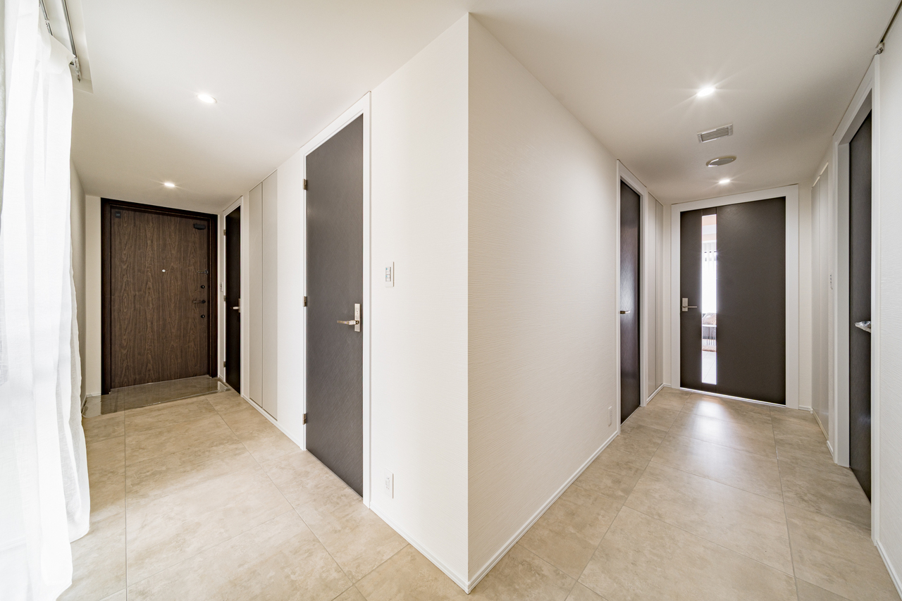 【廊下】クランクイン動線のため、玄関から室内の様子を伺いづらく、プライバシーに配慮されています。