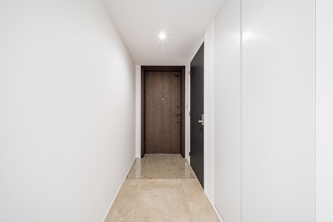 【玄関】大容量のSICが設置されています。ご家族分の靴・シューケア用品をスッキリと収納していただけます。