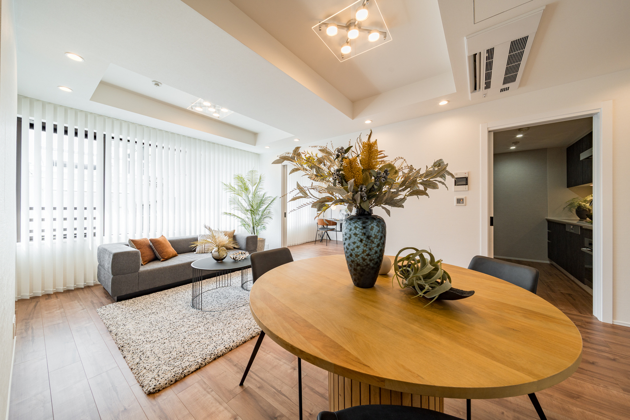 【リビングダイニング/約15.5帖】北側がバルコニーに面しています。気軽に外気に触れてリフレッシュしていただけます。※家具・調度品等は販売価格に含みません。