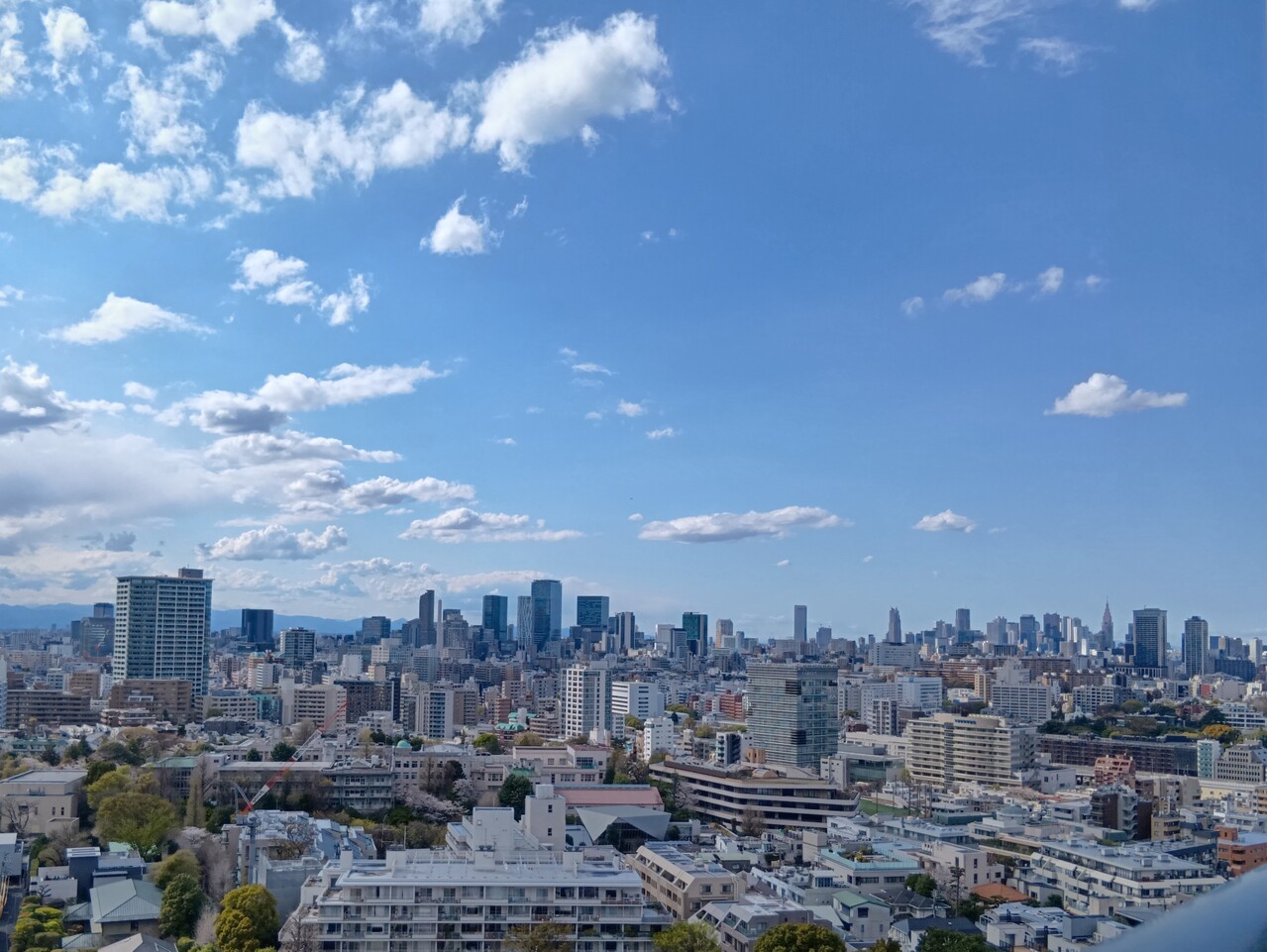 【ザ・パークハウス白金二丁目タワー】地下2階・地上27階建の20階部分に位置。天候の良い日は、富士山を望むことができます。※眺望は将来に渡って保証するものではありません。