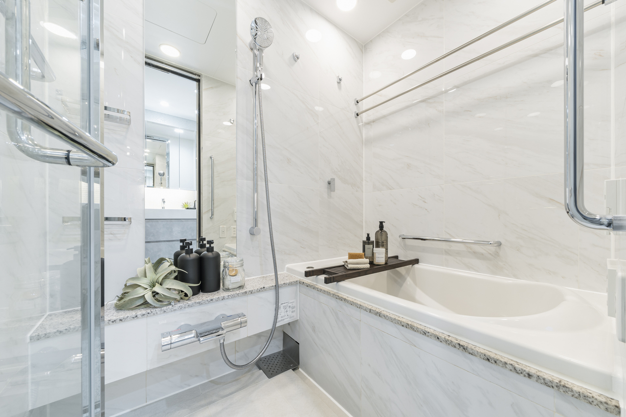 【浴室】ホワイトカラーで統一された、清潔感のある浴室です。浴室乾燥機が備わっており、雨の日や深夜でも洗濯物をすっきりと乾かせます。※家具・調度品等は販売価格に含みません。