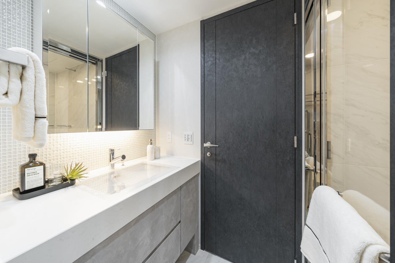 【洗面所】3面鏡が備わった洗面化粧台。ゆったりとした幅で、並んで作業が行えます。洗面用品などを保管できるリネン庫付きです。※家具・調度品等は販売価格に含みません。