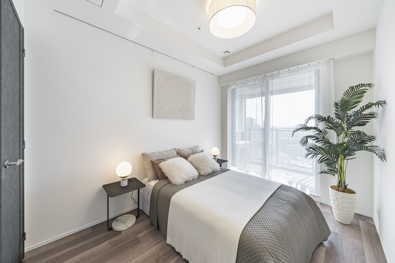 【洋室/約6.9帖】西向きバルコニーに面した明るい洋室。廊下から出入り可能で独立性が高く、主寝室におすすめです。※家具・調度品等は販売価格に含みません。