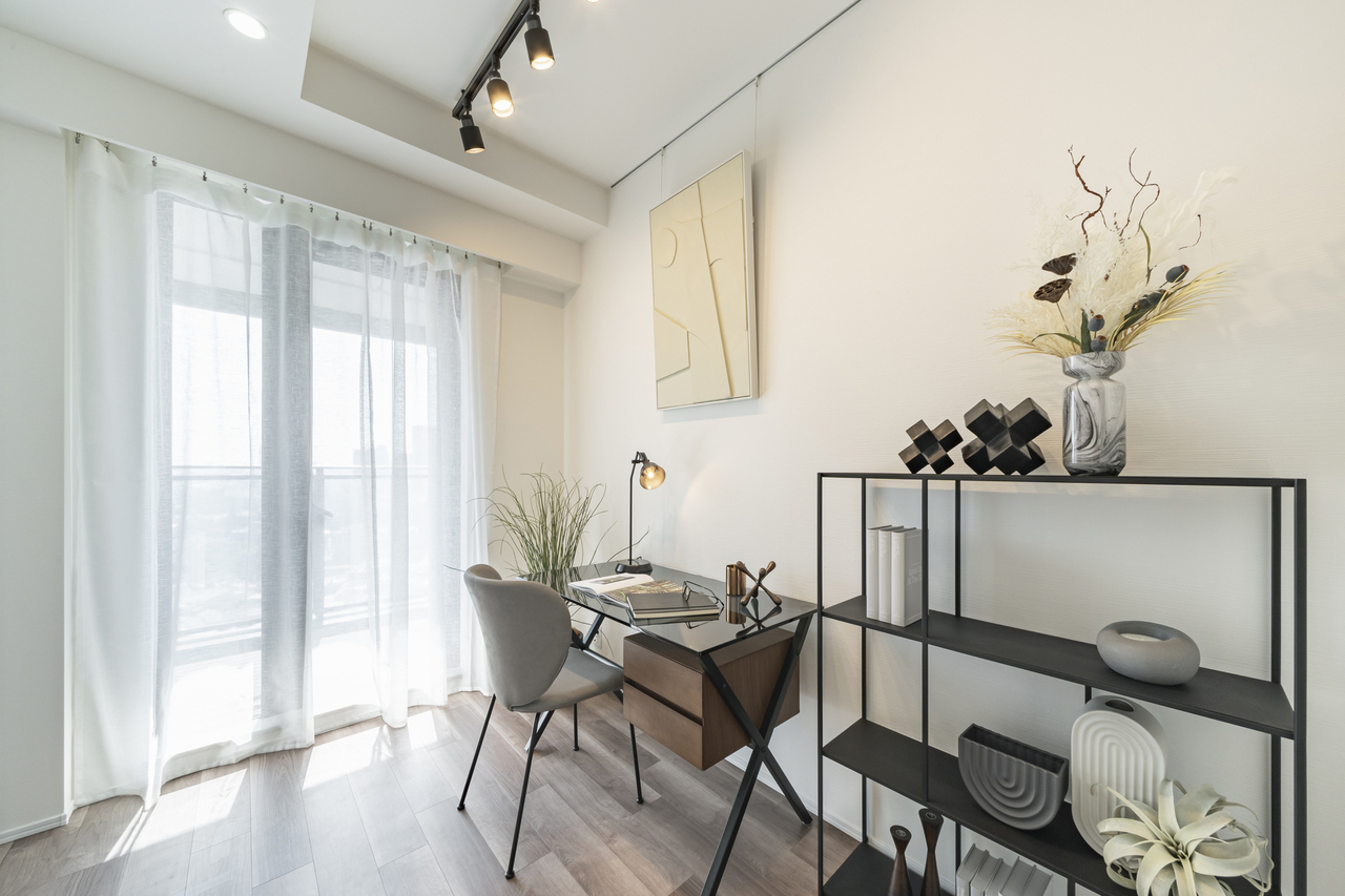 【洋室/約5.2帖】各洋室にはWICが備わっており、衣類や小物・スーツケース・シーズン物などを収納することができます。※家具・調度品等は販売価格に含みません。