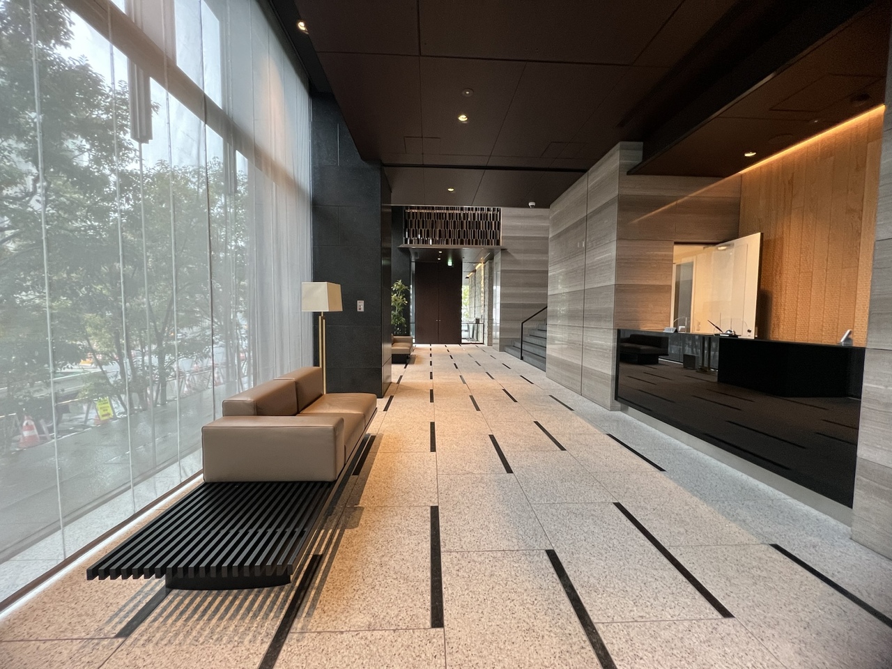 【エントランスロビー】(株)竹中工務店施工、三菱地所レジデンス(株)・野村不動産(株)旧分譲のマンションです。ご家族の一員である、大切なペットと一緒に暮らせます(細則有)。