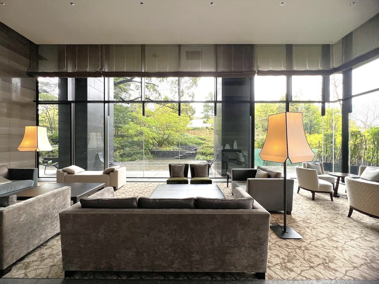 【ラウンジ】上部吹抜けで開放感溢れるラウンジです。ガラスウォールからは緑を楽しむことができ、ソファに座りながら、ゆったりとした一時を過ごすことができます。