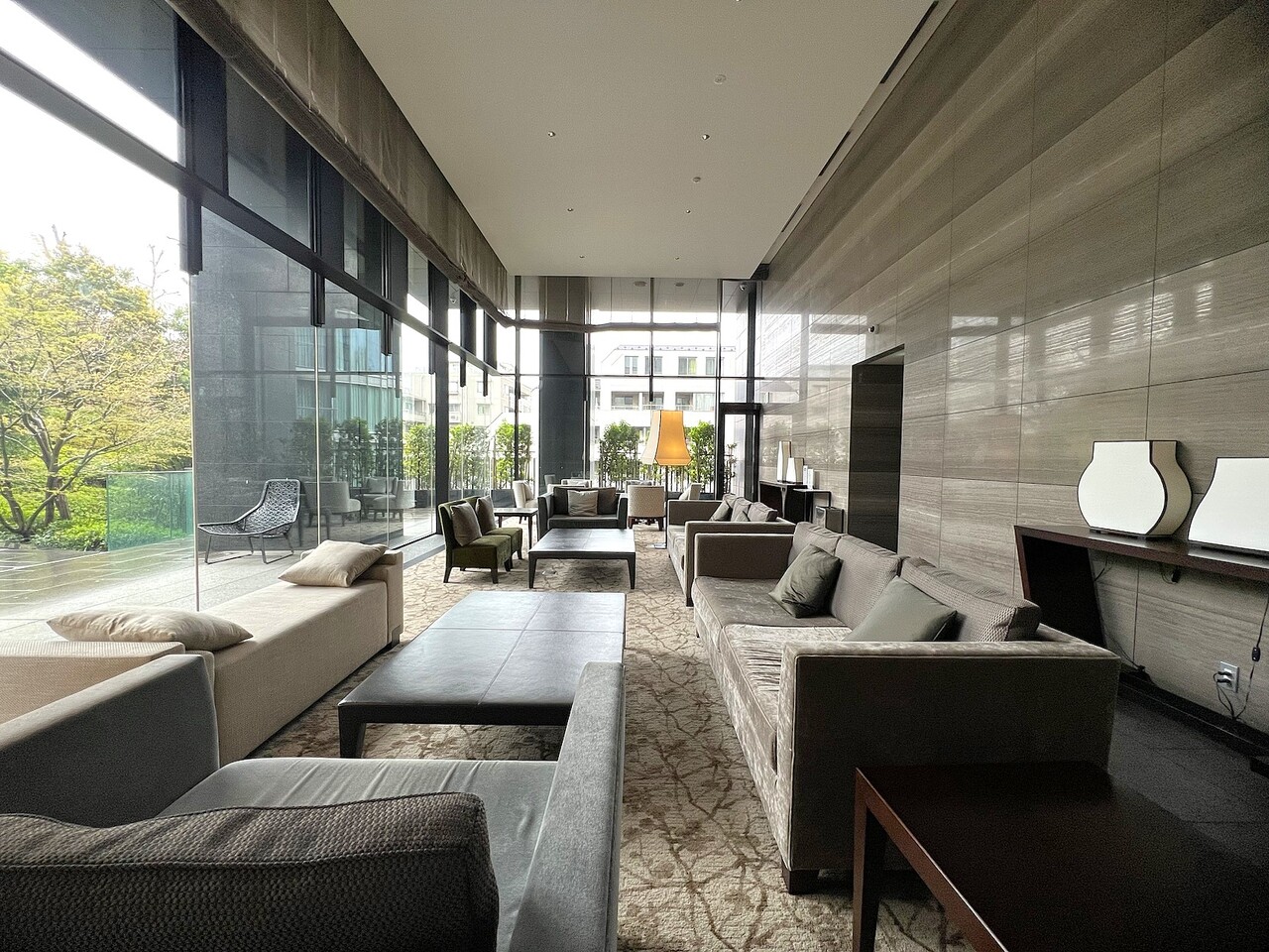 【ラウンジ】落ち着いた雰囲気のインテリアや、大理石の壁が採用されたホテルライクな空間。ラウンジや内廊下設計の共用廊下は、カーペットが敷かれています。