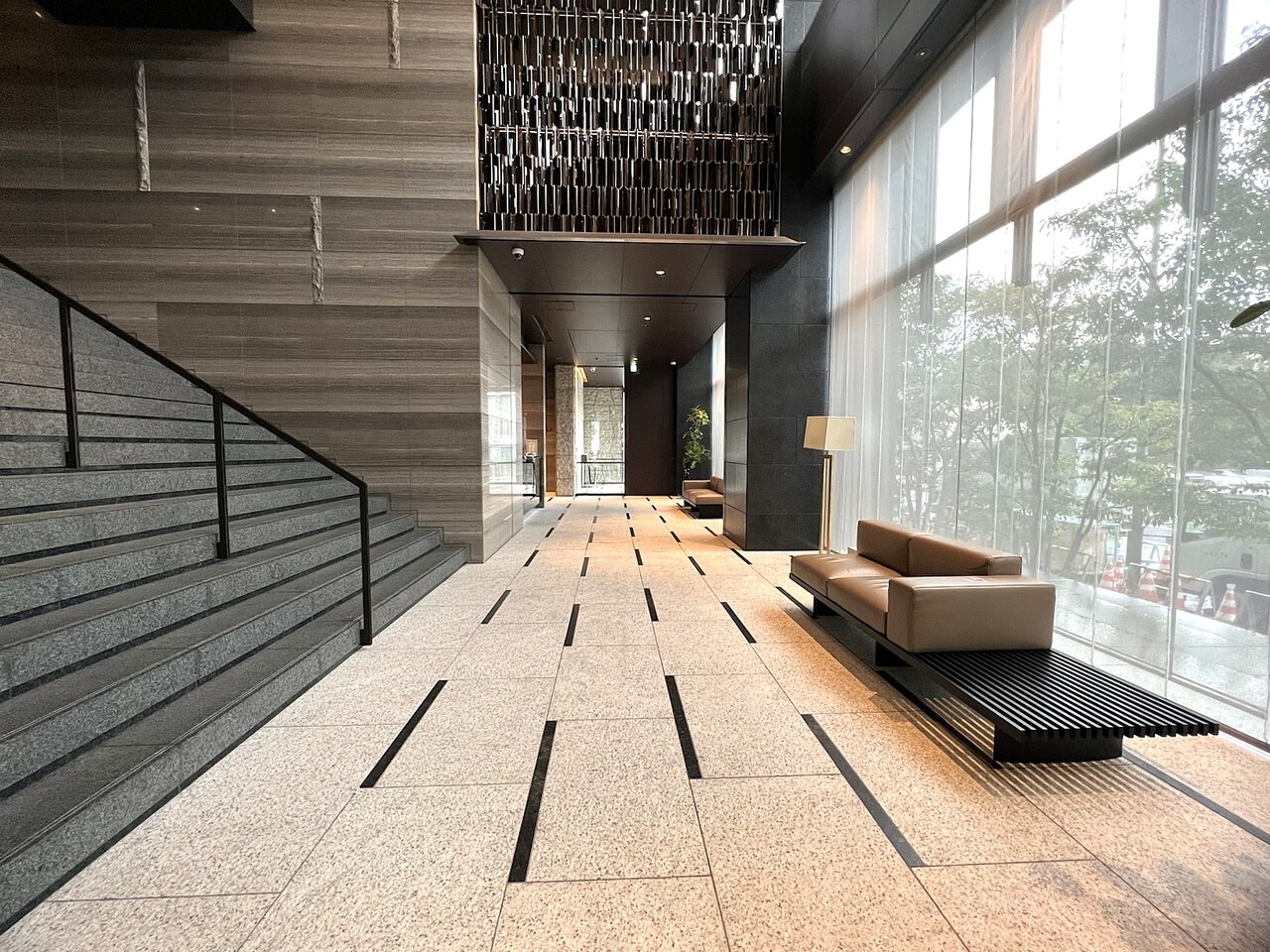 【エントランスロビー】三菱地所レジデンス(株)による日勤管理が行われています。共用部は整然としており、管理の良さが窺えます。大階段を上がると、ラウンジやテラスへと繋がります。