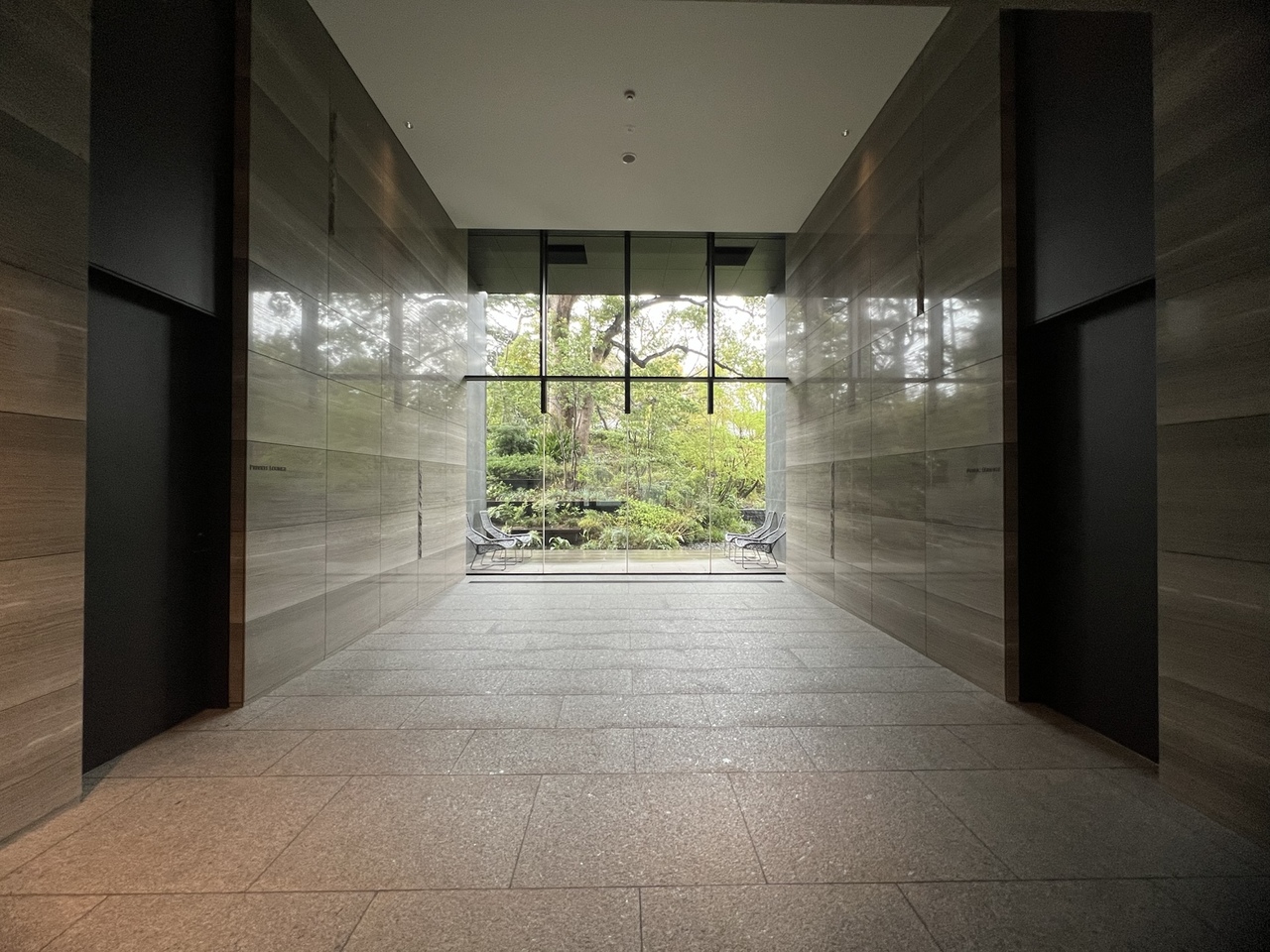 【エントランス】東京メトロ南北線・都営三田線「白金台」駅まで徒歩5分の立地でありながら、緑を身近に感じていただけます。慌ただしい日常に、ゆとりを与えてくれそうです。