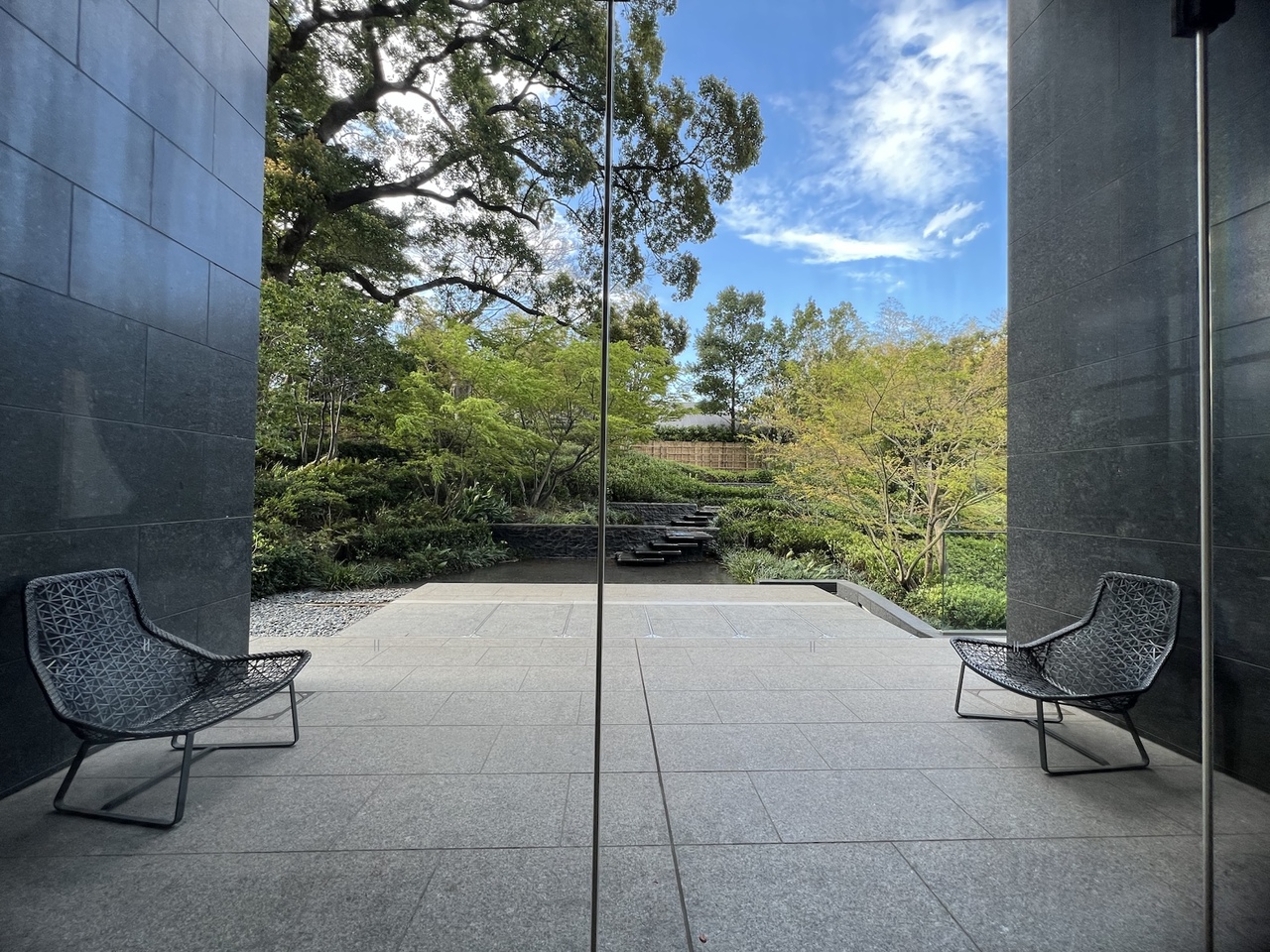 【園庭】マンション敷地内にある、手入れが行き届いた園庭です。イロハモミジやヤマザクラなど様々な木々が植栽されており、身近に四季を感じていただけます。