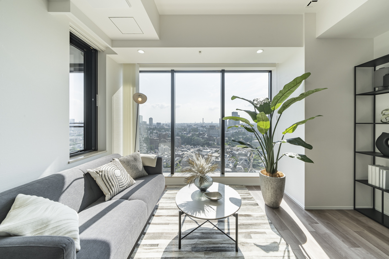 【LDK】西側に大きな開口部が設けられた開放感のあるLDK。室内で生活しながら、眼下に広がる市街地を楽しむことができます。※家具・調度品等は販売価格に含みません。