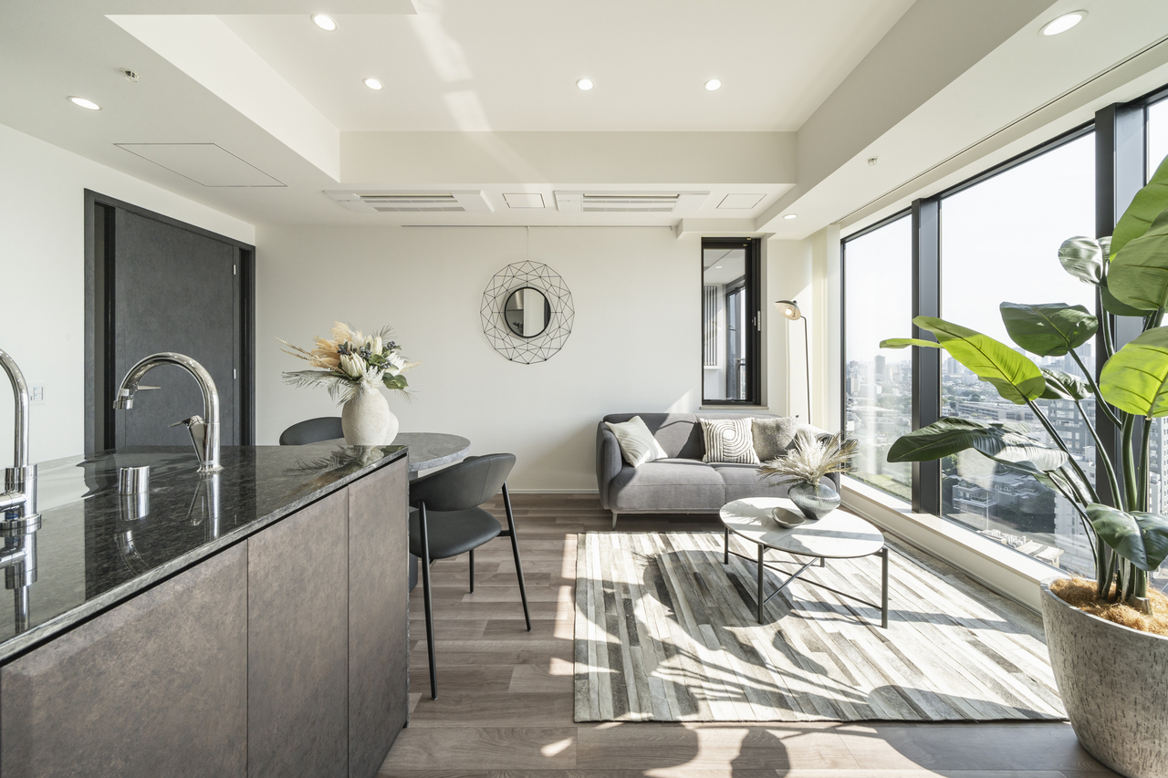 【LDK】キッチンとLDが心地よく繋がる、コミュニケーションが取りやすいレイアウト。調理中でも、ご家族やゲストとの会話が弾みます。※家具・調度品等は販売価格に含みません。