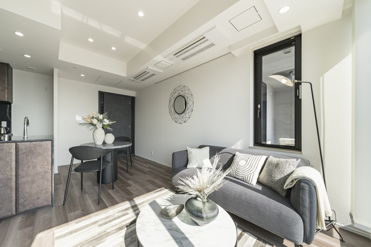 【LDK】天井カセット型エアコンやダウンライトが採用された、スタイリッシュな内装。室内は、水回りなどがリノベーションされています。※家具・調度品等は販売価格に含みません。