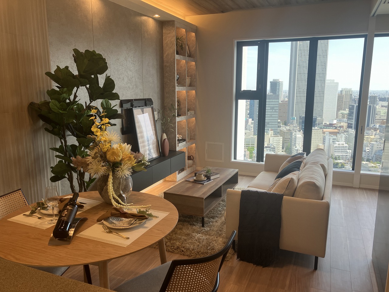 【LDK】落ち着いた色合いでまとめられたLDK。異なる質感の床材や壁材が美しく調和し、上質な雰囲気を演出しています。※家具・調度品等は販売価格に含みません。