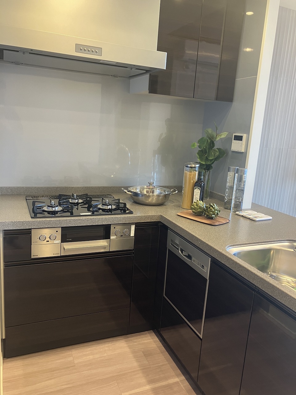 【キッチン】作業効率の良いL型のキッチン。グリル付き3口コンロが備わり、同時調理もスムーズに行えます。※家具・調度品等は販売価格に含みません。