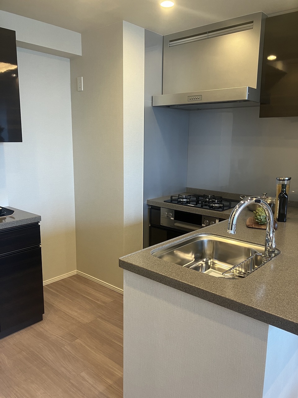 【キッチン】キッチンには食器洗乾燥機やディスポーザーが搭載されています。食事後の家事の時短が叶い、ご家族の時間をゆっくりと過ごすことができそうです。※家具・調度品等は販売価格に含みません。