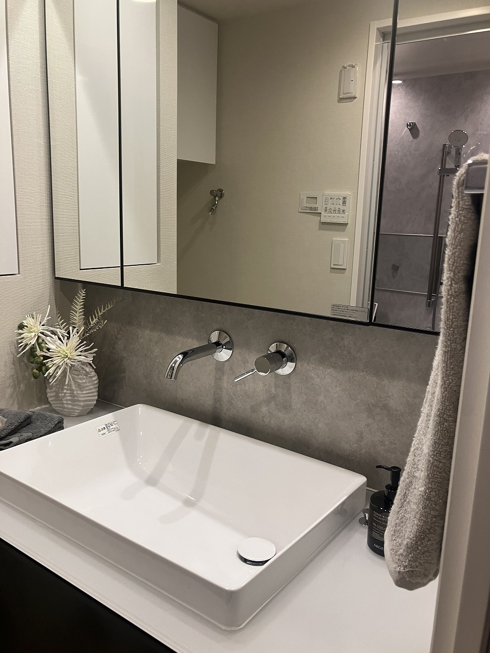 【洗面室】水栓が壁に設置されており、水栓の根元に水が溜まりにくい仕様です。※家具・調度品等は販売価格に含みません。