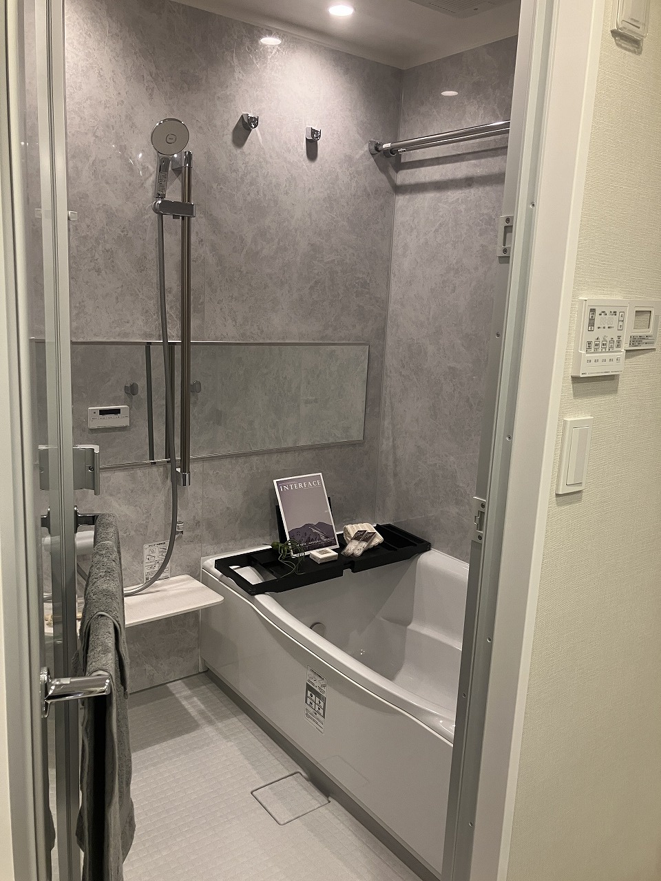 【浴室】デザイン性のあるパネルが施された浴室。ハンガーパイプ・浴室換気乾燥機付きのため、天候や時間帯を気にすることなく、洗濯物が乾かせます。※家具・調度品等は販売価格に含みません。