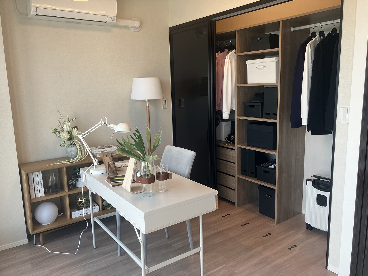 【洋室/約5.0帖】ハンガーパイプや棚付きの収納スペースが備わっています。衣類や小物を収納し、住空間をすっきりと保てます。※家具・調度品等は販売価格に含みません。