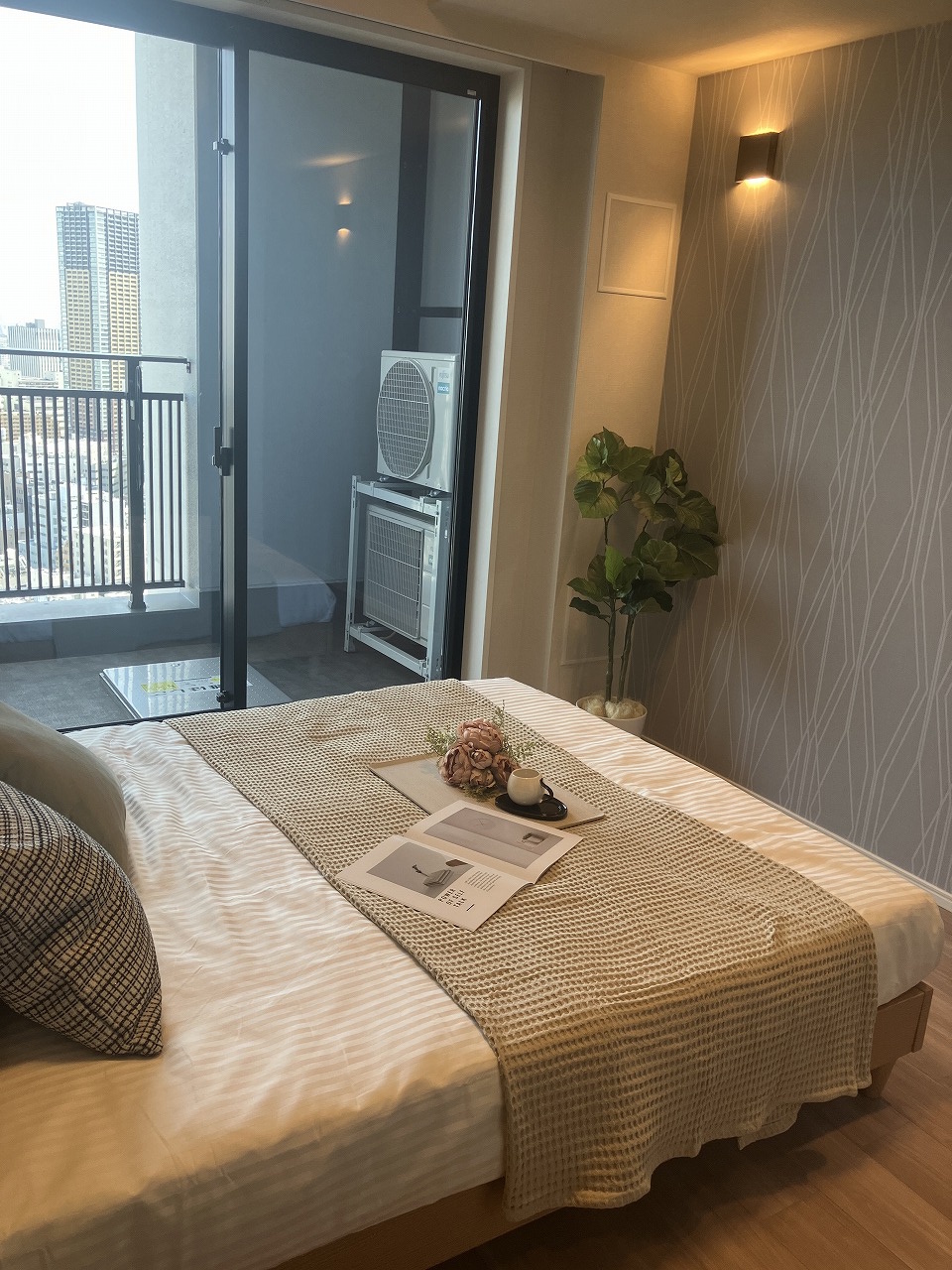 【洋室/約6.0帖】アクセントクロスが施された洋室。バルコニーからの光が室内に心地よい明るさをもたらします。※家具・調度品等は販売価格に含みません。