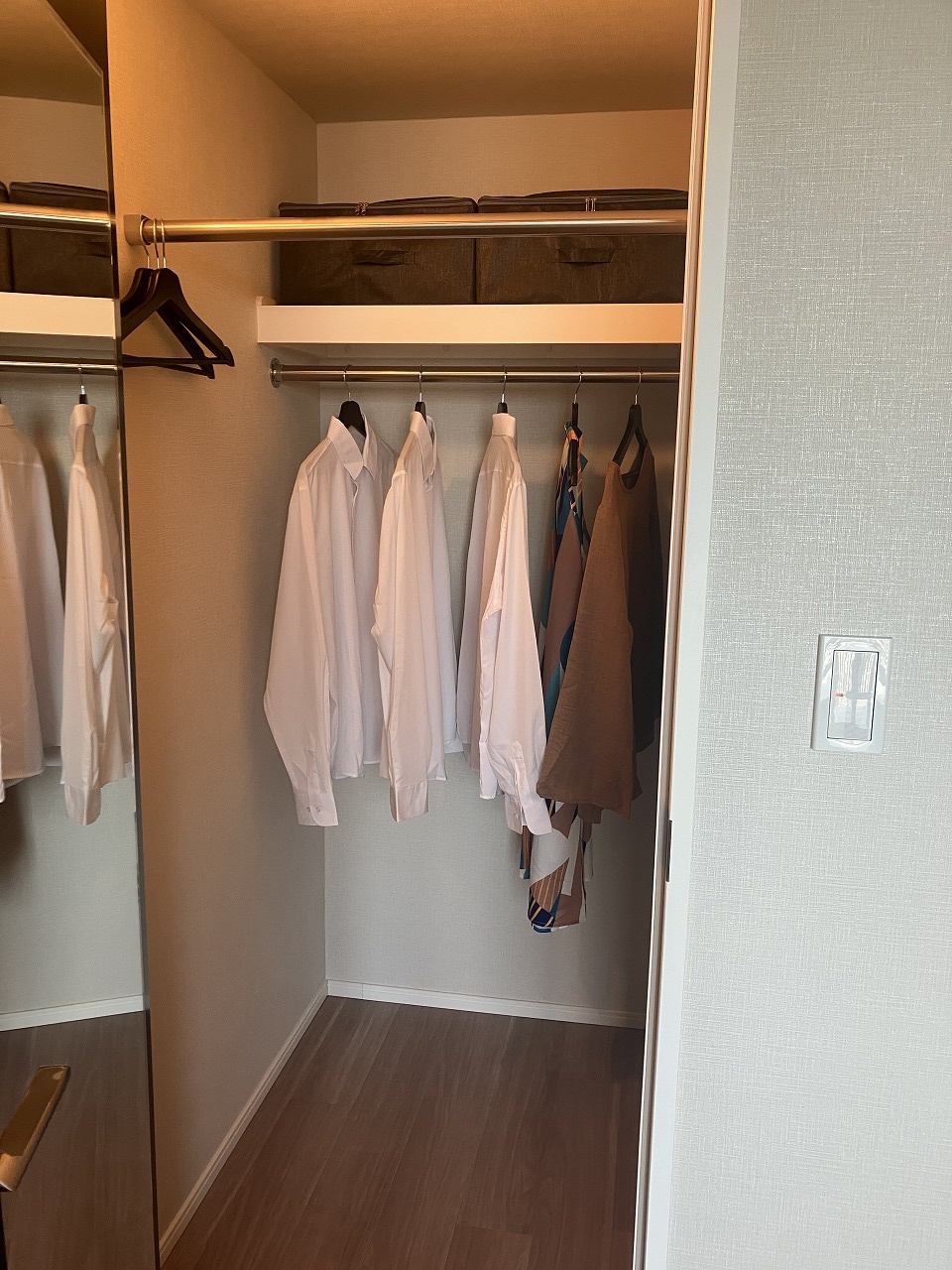 【WIC】約6.0帖の洋室にはWICが備わっています。丈の長いコートやワンピースもシワになりにくく収まる高さ設計です。※家具・調度品等は販売価格に含みません。