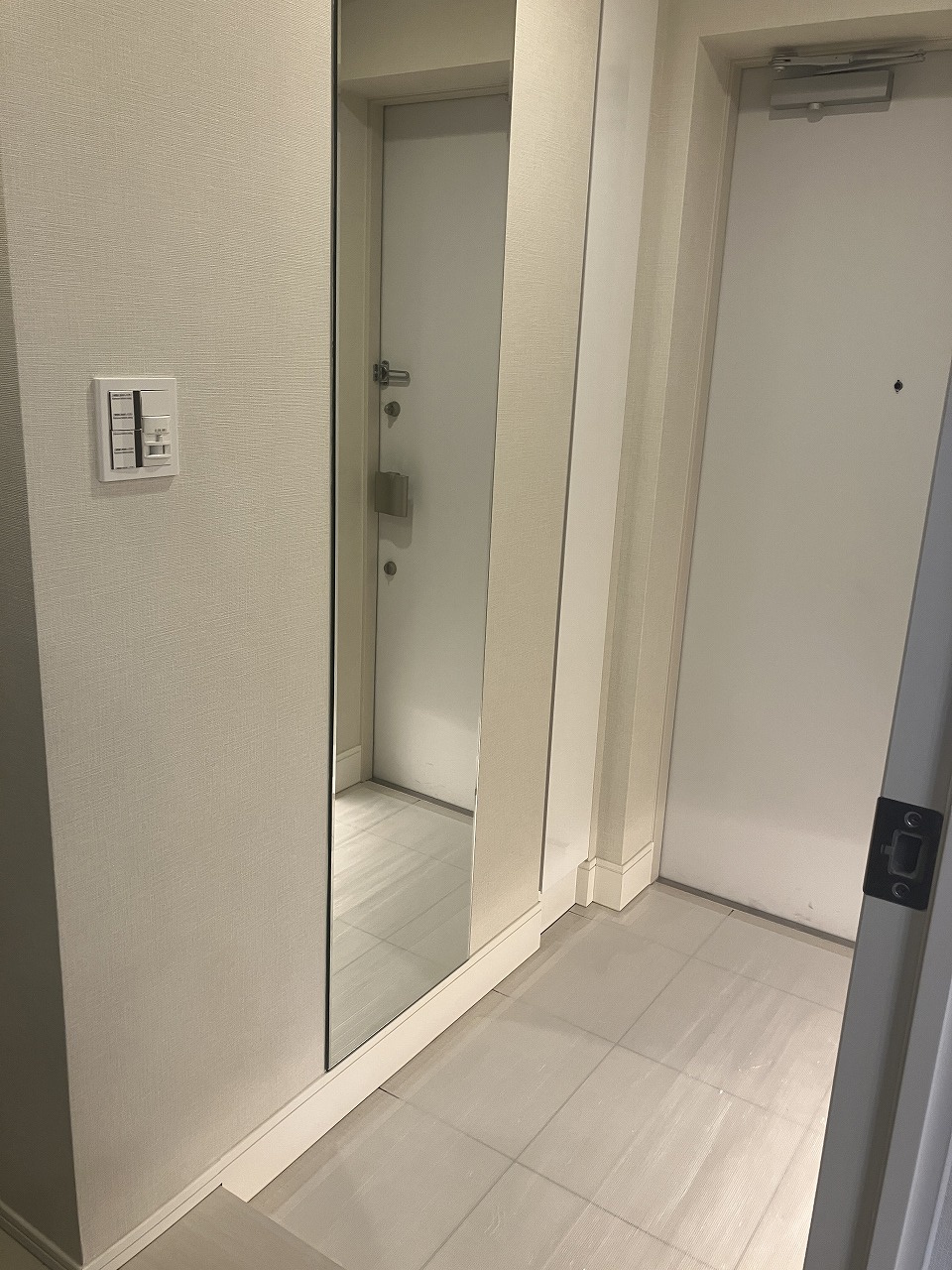 【玄関】玄関にはシューズボックスが備わっており、ご家族分の靴をすっきりと収納できます。身だしなみチェックに便利な全身鏡付きです。