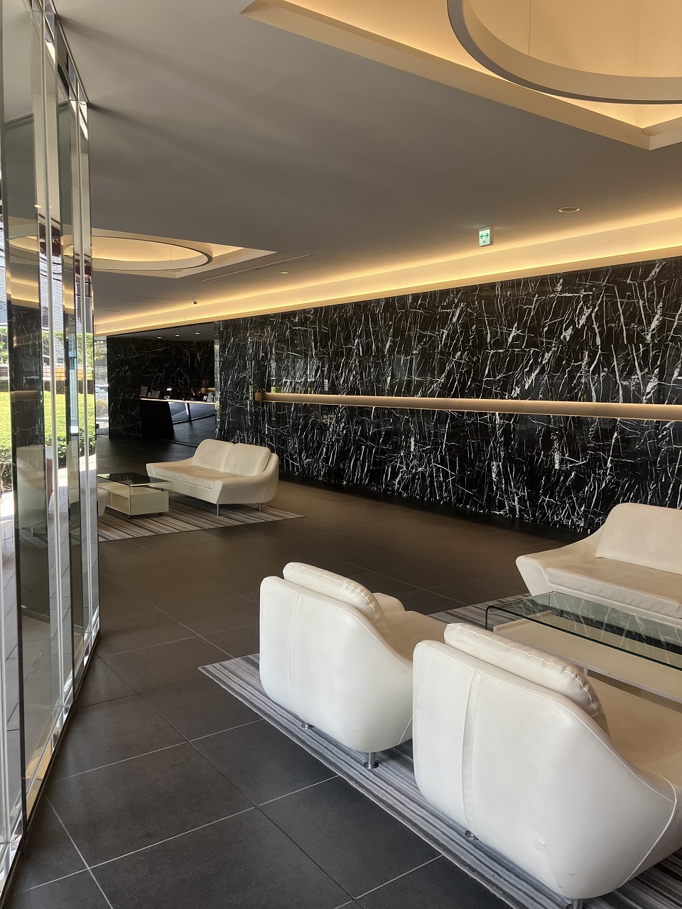 【エントランス】落ち着いた色合いが空間に上質な雰囲気をもたらし、重厚感のある佇まいを演出しています。ソファやテーブルが設置され、ご家族との待ち合わせや住民同士のおしゃべりが弾みます。