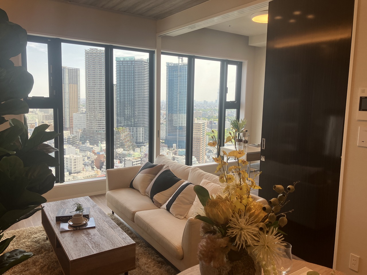 【LDK】ご家族が集うLDKは約13.5帖の広さ。隣接する洋室(約5.0帖)の扉を開放すれば、より広々とした空間として利用できます。※家具・調度品等は販売価格に含みません。