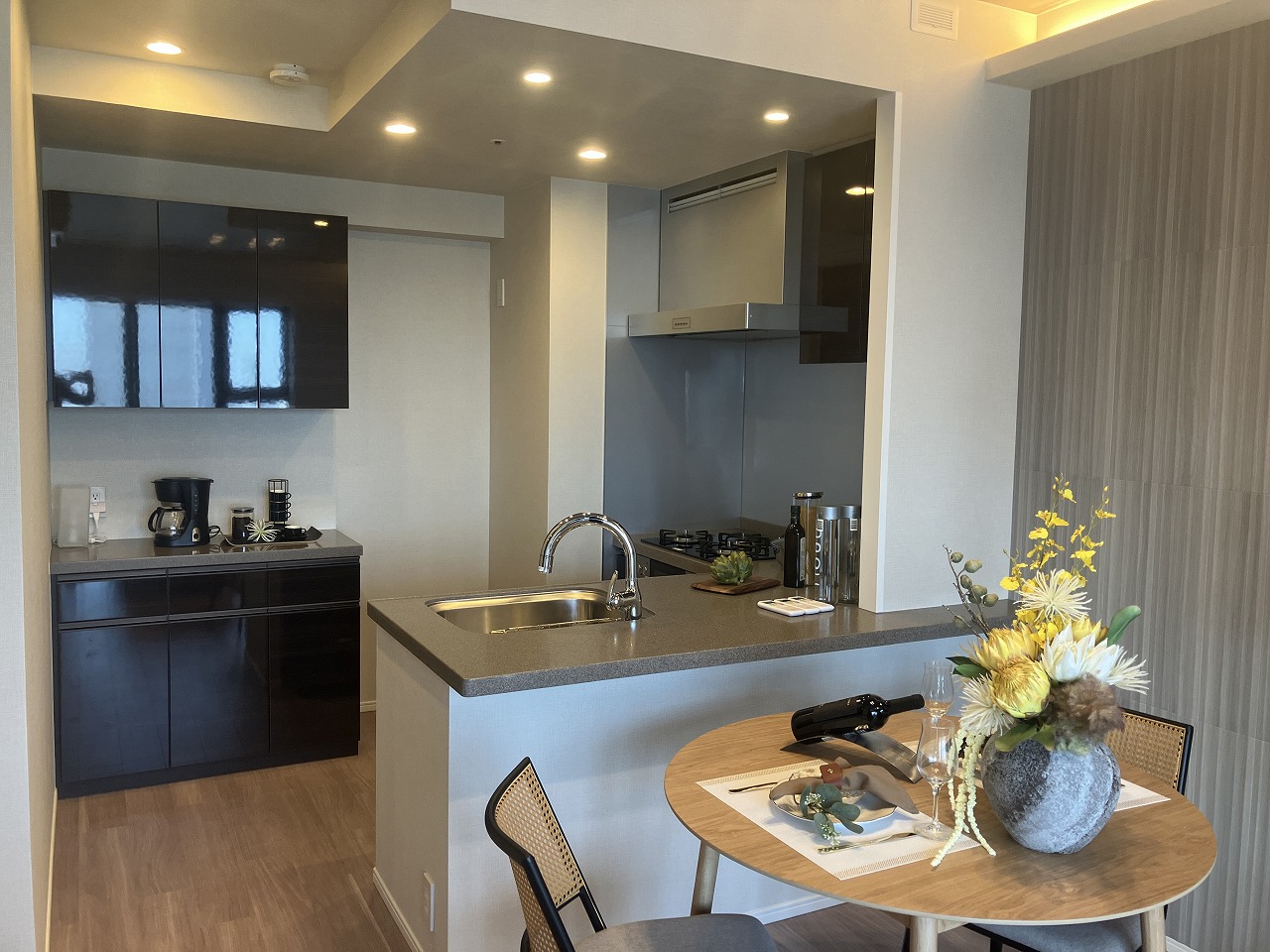 【LDK】キッチン前にダイニングテーブルを配置すると、配膳や片付けがスムーズに。調理や片付けをしながらの会話も弾みます。※家具・調度品等は販売価格に含みません。