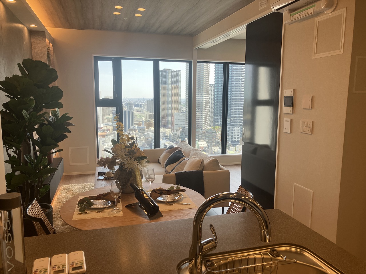 【LDK】31階部分につき開放感があります。ダークカラーの建具が空間にアクセントを添えています。※家具・調度品等は販売価格に含みません。