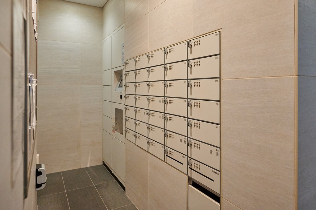 【共用部】集合ポストや、不在時でも荷物を受け取れる宅配ボックスが設置されています。